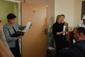 Pokaż zdjęcie: P.o. dyrektora Oddziału Podlaskiego PFRON Grażyna Bogdańska, odczytuje list Prezesa Zarządu PFRON Marleny Maląg skierowany do uczestników uroczystości.