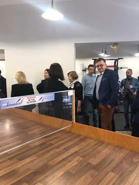 Goście zwiedzają siedzibę i podziwiają nowy sprzęt klubu