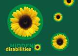 Grafika na ciemnozielonym tle przedstawiająca cztery słoneczniki wpisane w jasnozielone koła o różnych rozmiarach. W lewym dolnym rogu znajduje się napis „HIDDEN disabilities” (ukryte niepełnosprawności), gdzie słowo „HIDDEN” jest zielone, a „disabilities” żółte, z małym symbolem słonecznika obok. Jest to oficjalny symbol ukrytych niepełnosprawności (Hidden Disabilities Sunflower).