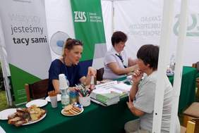 Pokaż zdjęcie: Stoisko Oddziału Małopolskiego PFRON podczas pikniku ZUS w Jawiszowicach koło Chrzanowa