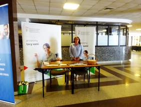 Pracownik Kujawsko-Pomorskiego Oddziału PFRON - Anna Pokorniecka w punkcie informacyjnym
