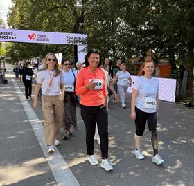 Uczestnicy Poland Business Run - w spacerze wokół Błoń udział biorą m.in. osoby po amputacjach, oprotezowane.