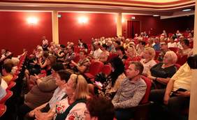 Widownia, zgromadzona w Centrum Kultury Teatr