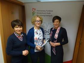 Pokaż zdjęcie: Anna Skupień, dyrektor Oddziału Wielkopolskiego PFRON z przedstawicielami Fundacji Na Rzecz Osób Niewidomych Labrador Pies Przewodnik po podpisaniu umowy