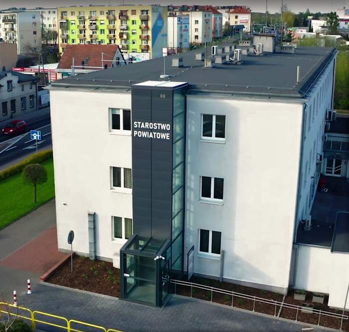 Pokaż zdjęcie: Winda przy budynku Starostwa Powiatowego w Obornikach z dofinansowaniem ze środków PFRON