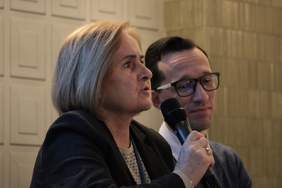 Pokaż zdjęcie: Zdjęcie dwóch osób kobiety i młodego mężczyzny w okularach. Kobieta, blondynka, włosy do 