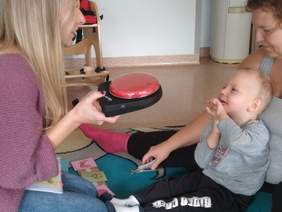 Pokaż zdjęcie: Dziecko 2,5 letnie uczy się komunikować za pomocą umówionych gestów i komunikatorów