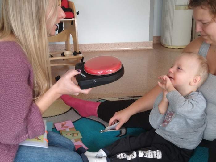 Pokaż zdjęcie: Dziecko 2,5 letnie uczy się komunikować za pomocą umówionych gestów i komunikatorów