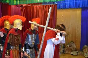 scena z misterium męki pańskiej, aktorzy w strojach adekwatnych do epoki