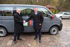 Pokaż zdjęcie: Wspólne zdjęcie ze starostą Zbigniewem Dudą 