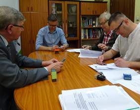 Pokaż zdjęcie: podpisanie umowy przez Waldemara Muszyńskiego właściciela  firmy DREMUS