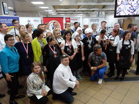 Pokaż zdjęcie: Pamiątkowe zdjęcie na zakończenie konkursu