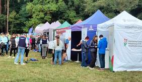 Pokaż zdjęcie: Stoiska informacyjne NFZ i PFRON