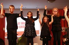 Pokaż zdjęcie: „Cicha noc” w języku migowym (źródło: ox-pl, fot. indi)