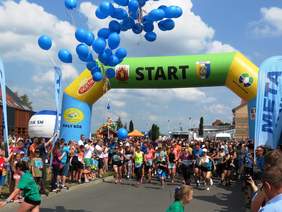 Moment startu - uczestnicy gotowi do biegu