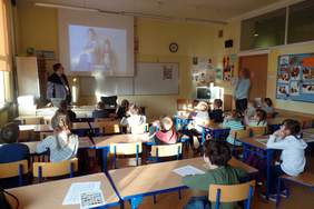 Pokaż zdjęcie: Nauka języka migowego w Szkole Podstawowej z Oddziałami Integracyjnymi nr 12 w Krakowie