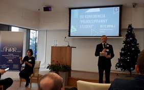 Pokaż zdjęcie: Konferencja "Pełno(s)prawny Student". Prelekcja prezesa Aleksandra Waszkielewicza