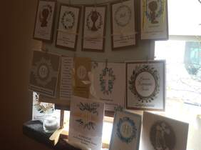 Pokaż zdjęcie: na zdjęciu umieszczono karty okolicznościowe komunijne wykonane przez uczestników WTZ