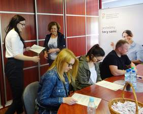 Dyrektor Kujawsko-Pomorskiego Oddziału PFRON wręcza zaświadczenie jednemu z uczestników warsztatów