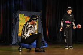 Występy sceniczne małych artystów 