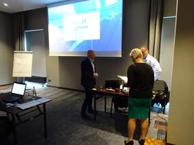 Pokaż zdjęcie: szkolenie z obsługi Systemu Obsługi Wsparcia (SOW) - prowadzący szkolenie