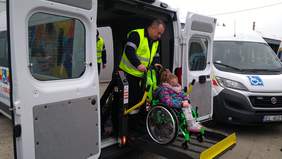 Pokaż zdjęcie: Przewóz dziewczynki z niepełnosprawnością