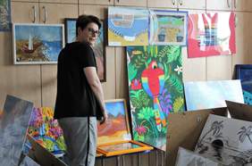 Pokaż zdjęcie: Magdalena Śladecka Przewodnicząca Komisji przygląda się pracom plastycznym w kategorii malarstwo i witraż