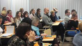 Pokaż zdjęcie: Uczestnicy konferencji pt.: „Nowoczesne technologie wsparciem samodzielności życiowej osób z niepełnosprawnością intelektualną" 