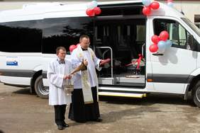 Pokaż zdjęcie: Ksiądz święci pojazd