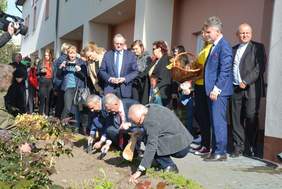 Pokaż zdjęcie: Uczestnicy Pól Nadziei sadzą żonkile