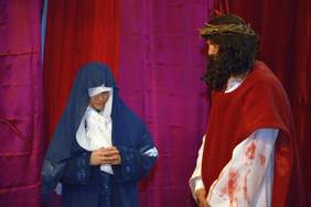 scena z misterium męki pańskiej, aktorzy w strojach adekwatnych do epoki