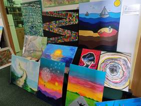 Pokaż zdjęcie: W pokoju wyeksponowane są obrazy przysłane na konkurs plastyczny.