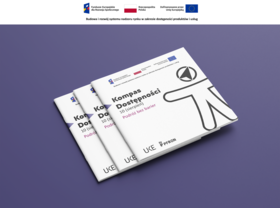 Grafika informacyjna dotycząca Kompasu Dostępności. U góry znajdują się logotypy programu Fundusze Europejskie dla Rozwoju Społecznego, Rzeczpospolitej Polskiej oraz Unii Europejskiej. Poniżej tekst: „Budowa i rozwój systemu nadzoru rynku w zakresie dostępności produktów i usług”. Na środku grafiki, na różowym tle umieszczono trzy broszury, ułożone jedna na drugiej, prezentujące Kompas Dostępności.