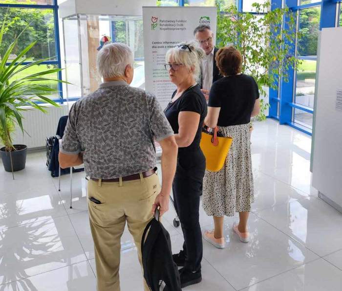 Pokaż zdjęcie: Konsultant PFRON w trakcie rozmowy z beneficjami 