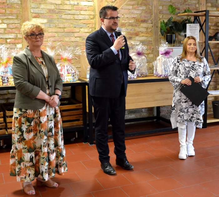 Pokaż zdjęcie: Dyrektor Oddziału przemawia na scenie, obok Kierownik WTZ i MOPS w Żarach