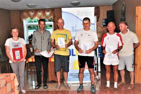 Pokaż zdjęcie: Zwycięzcy grupy B1 - niewidomi mężczyźni - oraz organizatorzy zawodów