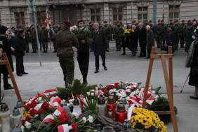 Pokaż zdjęcie: złożenie wieńca przez Dyrektora Oddziału Łódzkiego Władysława Skwarkę