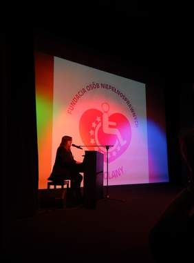 Pokaż zdjęcie: Występ Andrzeja Zielińskiego – wokalisty zespołu Skaldowie