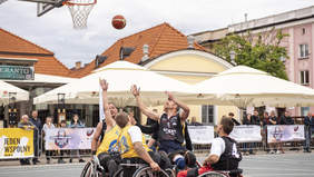 Mecz koszykówki na wózkach.