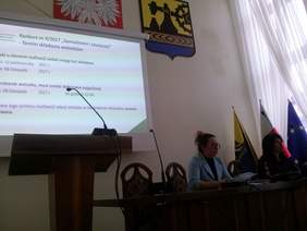 Pracownicy Oddziału Śląskiego PFRON – Gabriela Knapik i Patrycja Tać podczas warsztatów dla NGO z zakresu nowego konkursu PFRON Samodzielni i Skuteczni