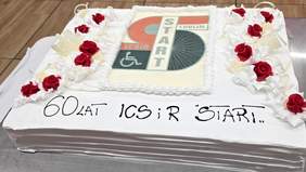 Pokaż zdjęcie: Prostokątny tort śmietankowy, z logo centrum sportowego.