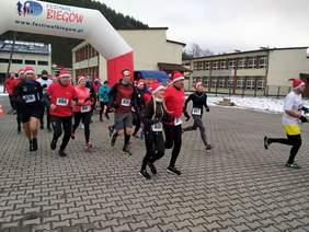 Pokaż zdjęcie: Start V Biegu Mikołajowego w Piwnicznej - Zdroju