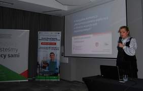 Pokaż zdjęcie: Dorota Niemiec, Dyrektor Urzędu Pracy Powiatu Krakowskiego podczas IV Małopolskiej Konferencji "Międzyinstytucjonalna współpraca w obszarze wsparcia osób z niepełnosprawnością"