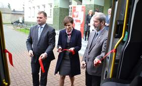 Pokaż zdjęcie: Przecięcie wstęgi (od lewej: Mariusz Seńko – Starosta Turecki, Anna Skupień – dyrektor Oddziału Wielkopolskiego PFRON Sławomir Prentczyński – Wójt Gminy Malanów