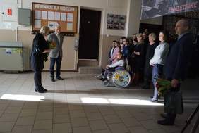 Pokaż zdjęcie: Oddanie do użytku platformy przyschodowej dofinansowanej ze środków PFRON dla Szkoły Podstawowej nr 1 w Wieleniu