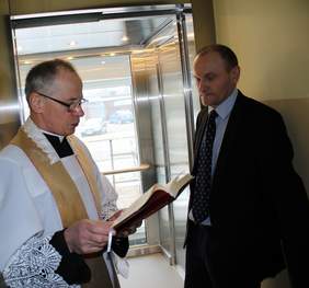 Pokaż zdjęcie: uroczyste poświęcenie windy 