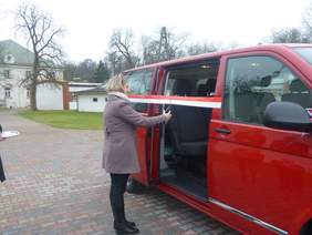 Pokaż zdjęcie: Uroczyste przekazanie samochodu Iwona Osmałek pracownik Oddziału Lubelskiego PFRON