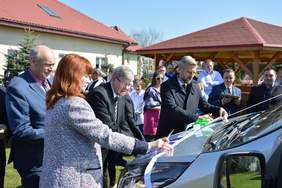 Pokaż zdjęcie: oficjalne przekazanie auta dla podopiecznych placówki