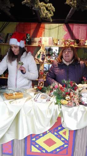 Pokaż zdjęcie: artystyczne wyroby podopiecznych stowarzyszenia wystawione na kiermaszu świątecznym w Zgierzu