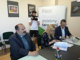 Pokaż zdjęcie: Podpisanie umowy z Powiatem Oświęcimskim w obecności księdza Tadeusza  Isakowicza-Zaleskiego
